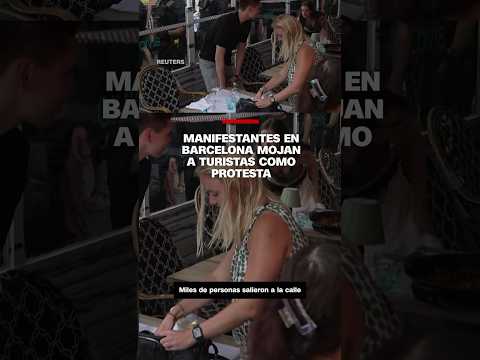 Manifestantes en Barcelona mojan a turistas como protesta