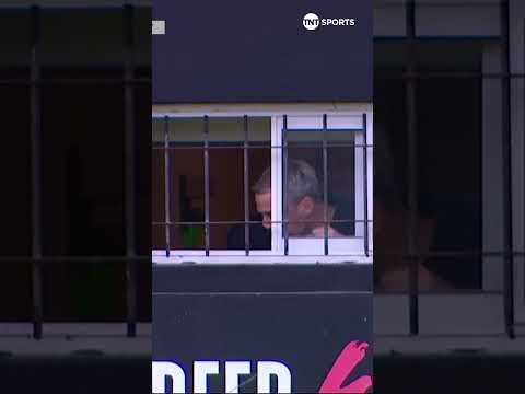 A Damonte lo expulsaron y se puso a dar indicaciones desde una ventanita ð
A Damonte lo expulsaron y se puso a dar indicaciones desde una ventanita ð