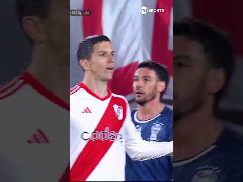 ¿Era penal para River? Todos reclamaron una falta sobre Lanzini en el área de Huracán ¿Era penal para River? Todos reclamaron una falta sobre Lanzini en el área de Huracán