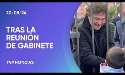 Milei salió a saludar a niños en la puerta de la Casa Rosada