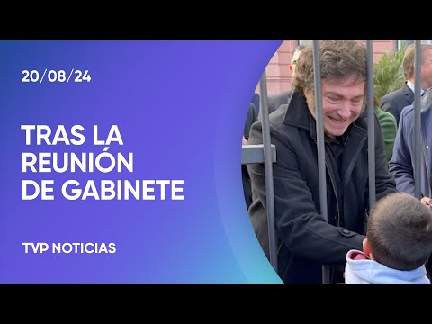 Milei salió a saludar a niños en la puerta de la Casa Rosada Milei salió a saludar a niños en la puerta de la Casa Rosada