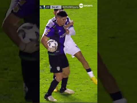 Sepúlveda lo bajó a Aquino y el jugador de Vélez reaccionó ante el delantero â Sepúlveda lo bajó a Aquino y el jugador de Vélez reaccionó ante el delantero â