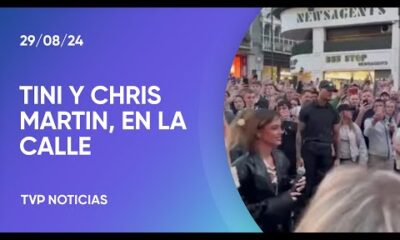 Tini Stoessel cantó con Chris Martin en una calle de Dublin