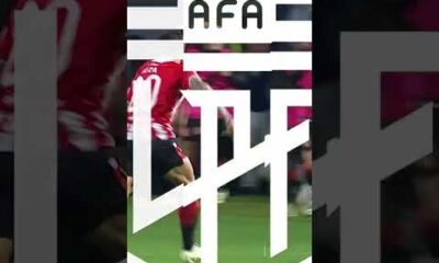 Tremendo foul de Eric Meza al juez de lÃ­nea ð