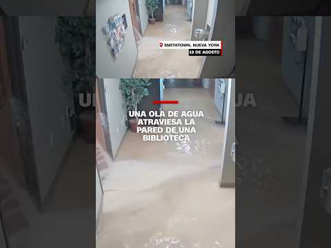 Una ola de agua atraviesa la pared de una biblioteca en Nueva York