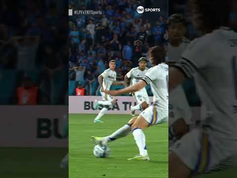 Â¡Guarda Edi! Cavani no pudo controlar la pelota y se cayÃ³ al suelo â