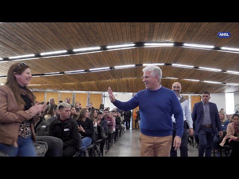 Claudio Poggi entrega créditos para emprendedores en Salón Malvinas Claudio Poggi entrega créditos para emprendedores en Salón Malvinas