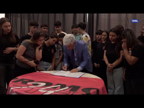 Claudio Poggi inaugura aulas en la escuela Nº159