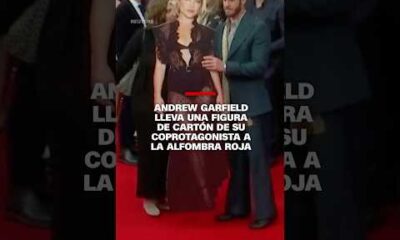 Andrew Garfield lleva una figura de cartón de su coprotagonista en alfombra roja