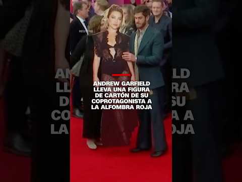 Andrew Garfield lleva una figura de cartón de su coprotagonista en alfombra roja Andrew Garfield lleva una figura de cartón de su coprotagonista en alfombra roja
