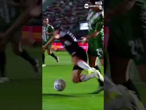 ¡PURA CALIDAD! ð Pablo Piatti tiró un caño de taco y después cayó en el área de Banfield ¡PURA CALIDAD! ð Pablo Piatti tiró un caño de taco y después cayó en el área de Banfield