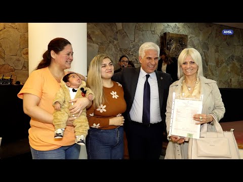 Claudio Poggi entrega certificados del PIE en Salón Blanco Claudio Poggi entrega certificados del PIE en Salón Blanco