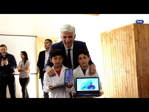 Claudio Poggi entrega computadoras en Nahuel Mapa Claudio Poggi entrega computadoras en Nahuel Mapa