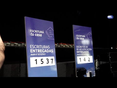 Claudio Poggi entrega escrituras en Villa Mercedes Claudio Poggi entrega escrituras en Villa Mercedes