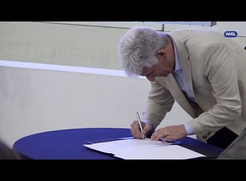 Claudio Poggi firma el decreto de viviendas en Juana Koslay