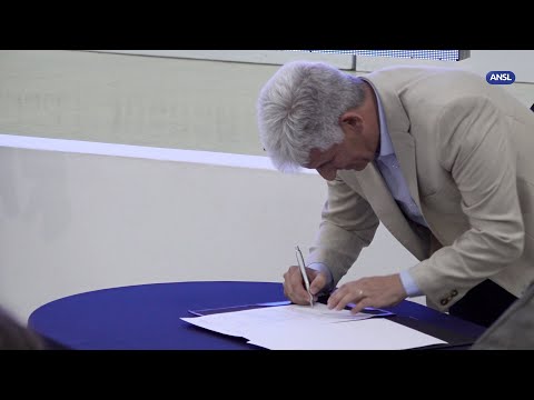 Claudio Poggi firma el decreto de viviendas en Juana Koslay Claudio Poggi firma el decreto de viviendas en Juana Koslay