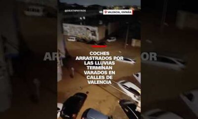 Coches arrastrados por las lluvias terminan varados en calles de Valencia