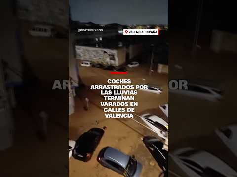 Coches arrastrados por las lluvias terminan varados en calles de Valencia Coches arrastrados por las lluvias terminan varados en calles de Valencia