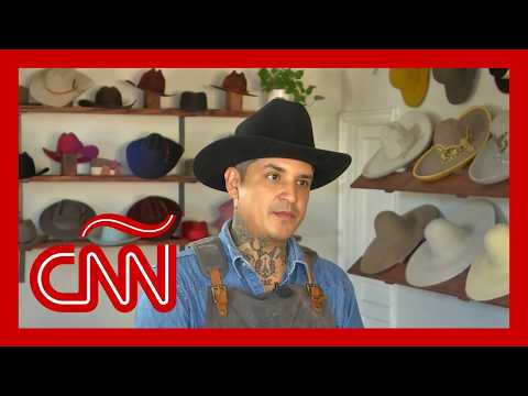 Conoce al sombrerero que diseña para actores y músicos famosos Conoce al sombrerero que diseña para actores y músicos famosos