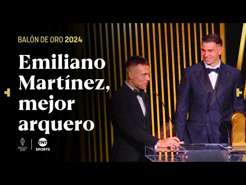 DIBU MARTÃNEZ recibiÃ³ el TROFEO YASHIN al MEJOR ARQUERO de manos de LAUTARO MARTÃNEZ