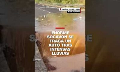 Enorme socavón se traga un auto tras intensas lluvias