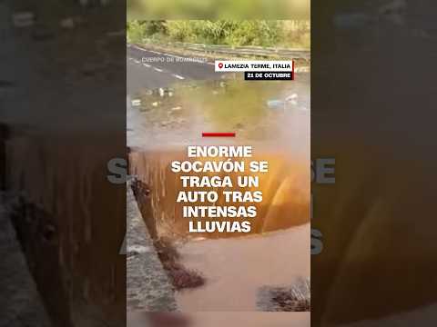Enorme socavón se traga un auto tras intensas lluvias Enorme socavón se traga un auto tras intensas lluvias