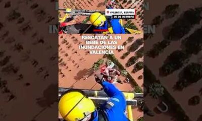 Momento en que bomberos rescatan a un bebé de las inundaciones en Valencia