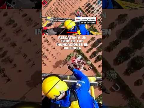 Momento en que bomberos rescatan a un bebé de las inundaciones en Valencia