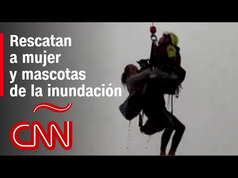 Rescatan a una mujer y a sus mascotas atrapados en su casa durante la inundación en Valencia, España