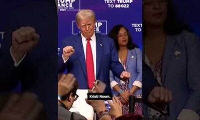 Trump baila durante 30 minutos en un evento de campaña