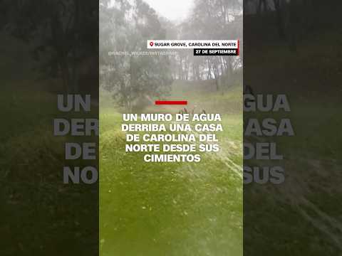 Un muro de agua derriba una casa de Carolina del Norte desde sus cimientos