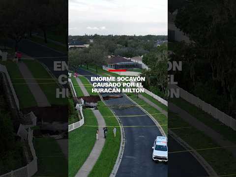 Video de cámara aérea muestra un enorme socavón causado por el huracán Milton Video de cámara aérea muestra un enorme socavón causado por el huracán Milton