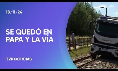 AMBA: por seguir al GPS, un camionero quedó atascado en las vías del tren en Moreno