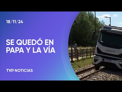 AMBA: por seguir al GPS, un camionero quedó atascado en las vías del tren en Moreno AMBA: por seguir al GPS, un camionero quedó atascado en las vías del tren en Moreno
