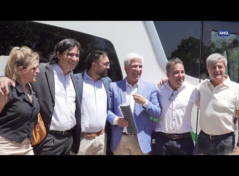 Claudio Poggi acompaña a las familias de Merlo en la visita a sus futuras viviendas