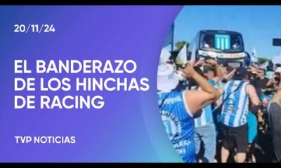 Copa Sudamericana: banderazo de los fanáticos de Racing en Aeroparque