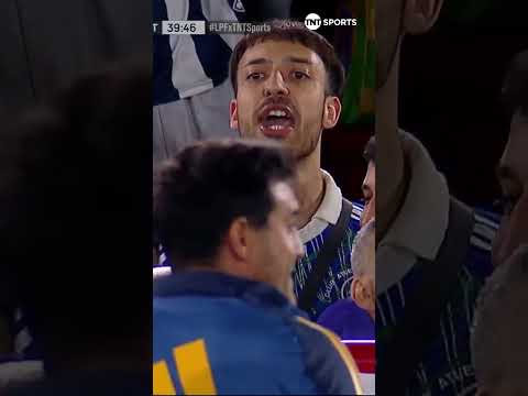 El cruce de un hincha de Huracán con Martegani, que está en el banco de suplentes de Boca El cruce de un hincha de Huracán con Martegani, que está en el banco de suplentes de Boca