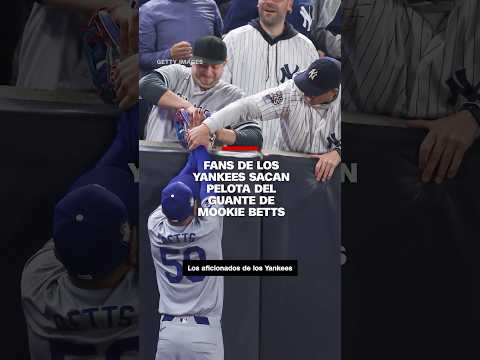 Fans de los Yankees sacan pelota del guante de Mookie Betts