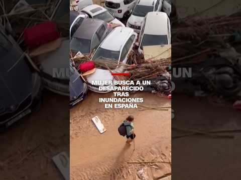 Mujer busca a un desaparecido tras inundaciones en España Mujer busca a un desaparecido tras inundaciones en España