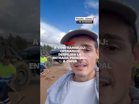 Operarios despejan la entrada principal a Chiva, en España
