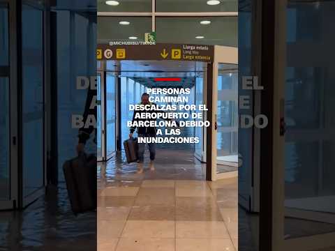 Personas caminan descalzas por el aeropuerto de Barcelona debido a las inundaciones Personas caminan descalzas por el aeropuerto de Barcelona debido a las inundaciones