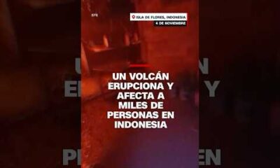 Un volcán erupciona y afecta a miles de personas en Indonesia