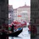 Cientos de Santa Claus desfilan en el gran canal de #Venecia