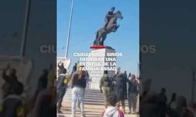 Ciudadanos sirios derriban una estatua de la familia Assad