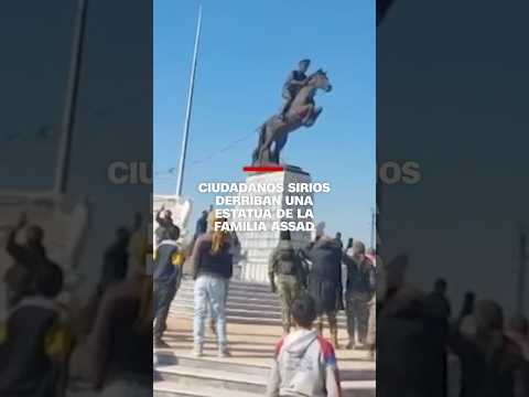 Ciudadanos sirios derriban una estatua de la familia Assad Ciudadanos sirios derriban una estatua de la familia Assad