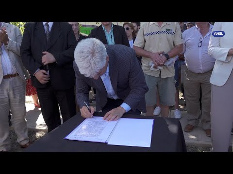Claudio Poggi firma el decreto de inicio de obra