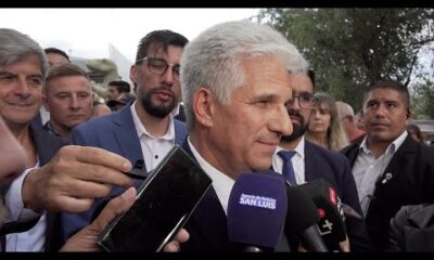 Claudio Poggi habla con la prensa en Merlo