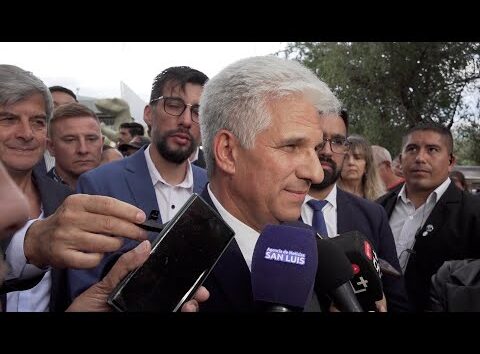 Claudio Poggi habla con la prensa en Merlo