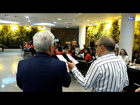 Claudio Poggi habla con los alumnos que fueron ‘Diputados por un día’ Claudio Poggi habla con los alumnos que fueron ‘Diputados por un día’