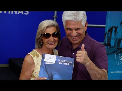 Claudio Poggi participa de la entrega de escrituras en Salón Malvinas Claudio Poggi participa de la entrega de escrituras en Salón Malvinas